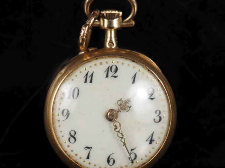 Petite montre de col Napoléon III en or 750. Cadran à chiffres arabes 
