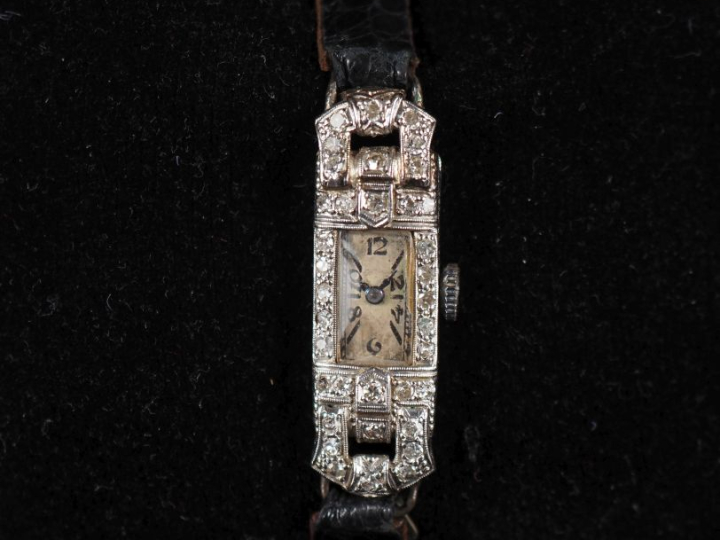 Montre bracelet de dame de style Art déco, boitier en or blanc 750 ser