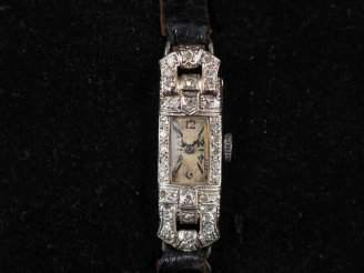 Vente aux enchères Montre bracelet de dame de style Art déco, boitier en or blanc 750 ser