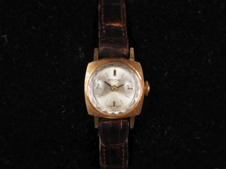 Vente aux enchères M. HERBELIN N°22401 Montre bracelet de dame, boitier en or jaune 750. 