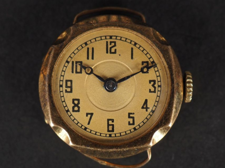 Boitier de montre de dame en or jaune 750. Chiffres arabes pour les he