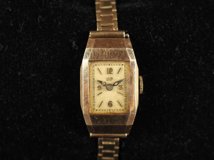 LIP N°068995 Montre bracelet de dame de style Art déco, boitier et bra