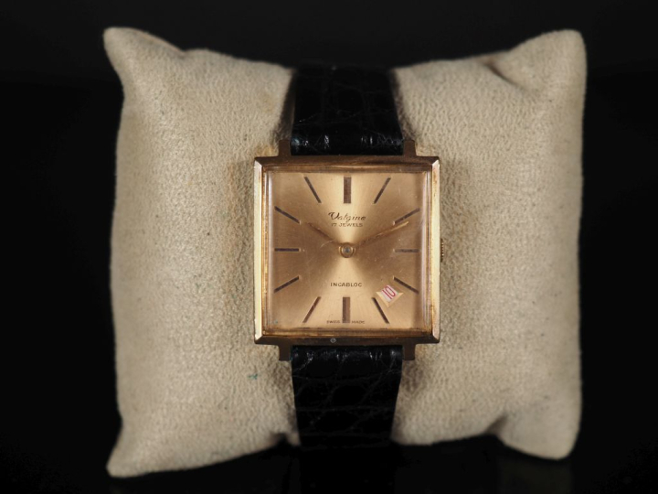 VALGINE Numéro 1068 Montre bracelet en métal doré.  Cadran carré à ind