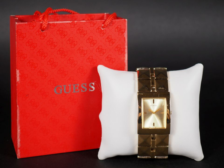 GUESS Numéro 180351L2 Montre bracelet de dame en métal doré.  Cadran à