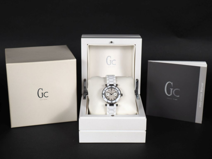 GUESS Numéro 135003L1 Montre bracelet de dame. Boitier en acier.  Cadr