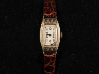 Vente aux enchères Montre bracelet de dame, boitier en argent et or jaune 750, à décor gé