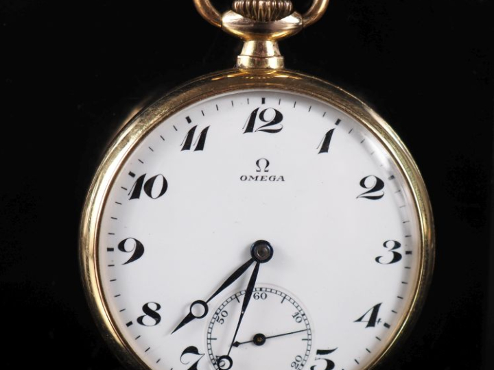 OMEGA Montre de gousset en plaqué or.  Cadran à chiffres arabes pour l