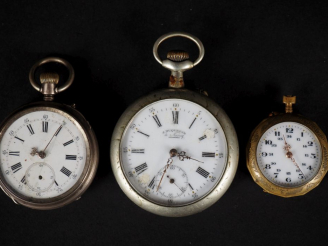 Vente aux enchères Ensemble comprenant :  - une petite montre de gousset en argent.  Cadr