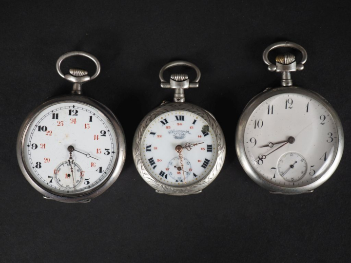 Ensemble comprenant :  - une montre de gousset en argent.  Cadran à ch