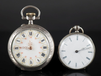 Vente aux enchères Ensemble comprenant :  - une montre de col en argent.  Cadran à chiffr
