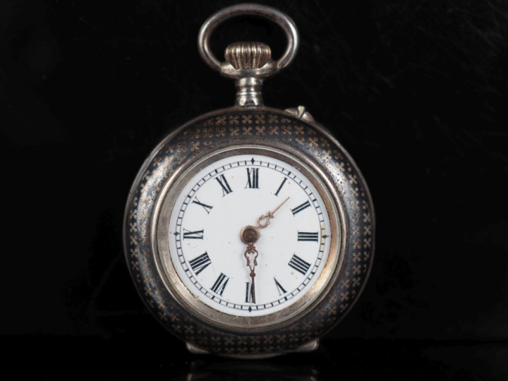 Montre de col en argent 800.  Cadran à chiffres romains pour les heure