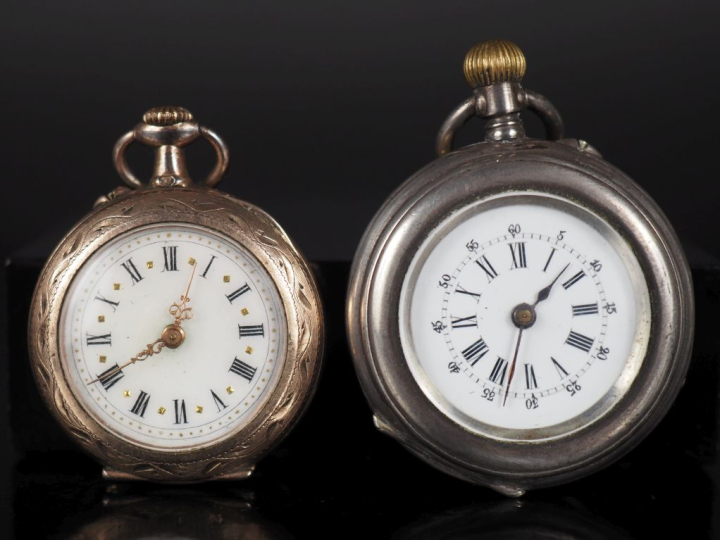 VUILLEMIN N°22509 Montre de col en argent doré.  Cadran à chiffres rom