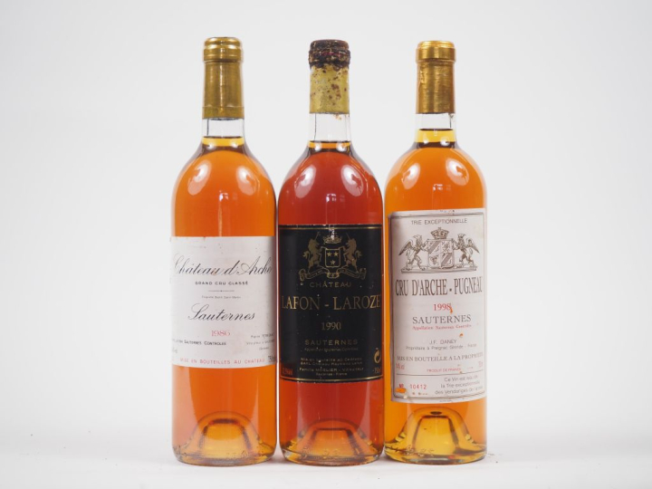 3 BOUTEILLES DE SAUTERNES : 1 CHÂTEAU D'ARCHE CC 1986 - 1 LAFON ROCHET