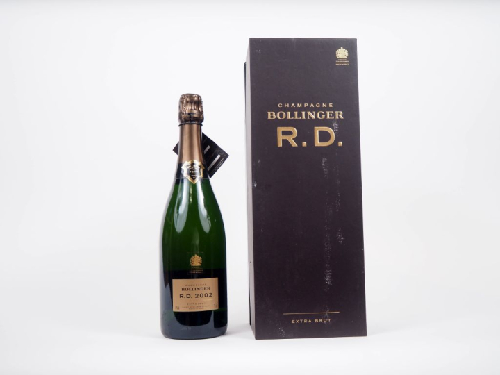 1 BOUTEILLE CHAMPAGNE BOLLINGER R.D. 2002 - COFFRET LÉGER ABIMÉ