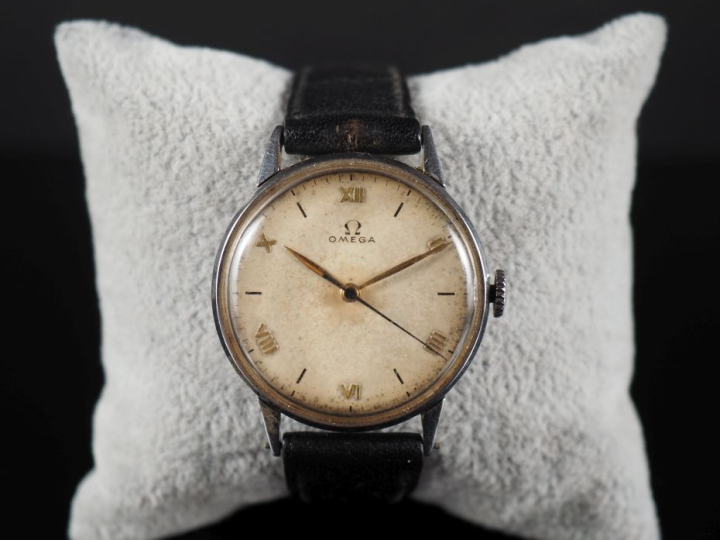 OMEGA Montre bracelet en métal.  Cadran rond à chiffres romains et ind