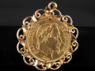Vente aux enchères Pendentif en or jaune 750, serti en son centre d'un pièce de 20 Francs