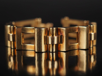 Vente aux enchères Bracelet tank 1940 en or jaune 750, à décor de maillons ajourés et cyl