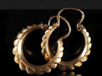 Vente aux enchères Paire de créoles en or jaune 750, à décor de côtes torses.  H. 2,2 cm 
