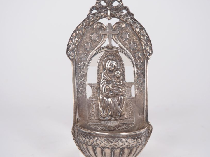 Bénitier en argent 925, poinçon Minerve à décor de Vierge à l'enfant. 