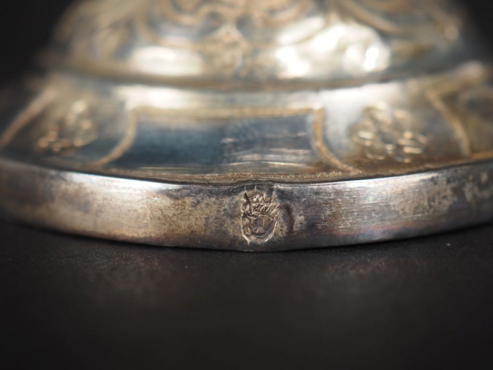 Petit ciboire XVIIIème en argent, à décor de fleurettes, épis de blé, 