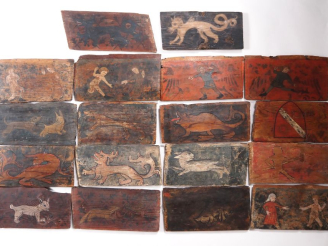 Vente aux enchères Suite de 18 panneaux de plafond, dits closoirs, en bois de résineux à 