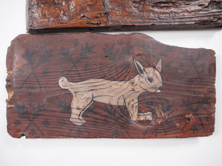 Suite de 18 panneaux de plafond, dits closoirs, en bois de résineux à 