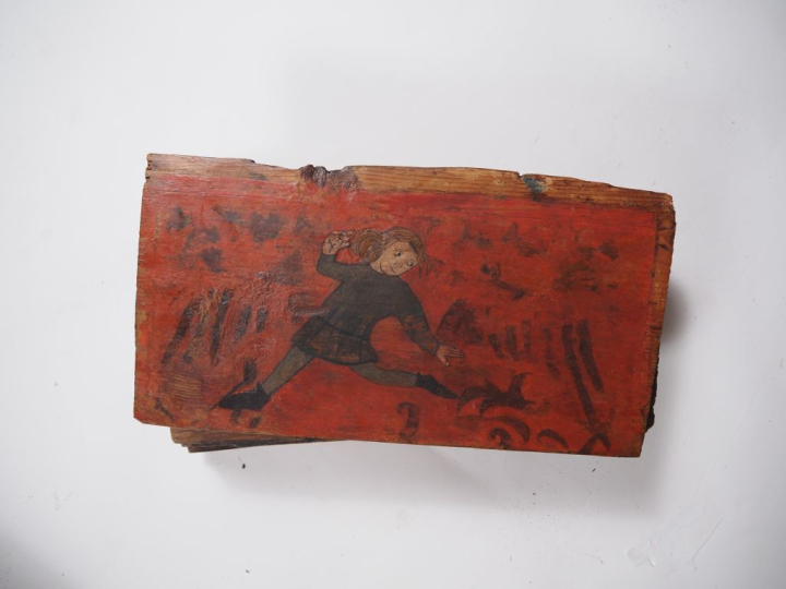 Suite de 18 panneaux de plafond, dits closoirs, en bois de résineux à 