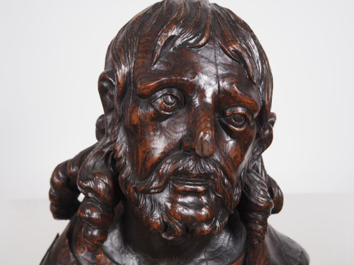 Saint Jacques en bois sculpté, dos évidé. Debout et bénissant de la ma