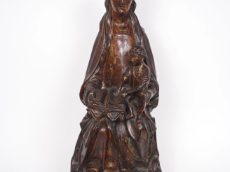Vente aux enchères Vierge à l’Enfant en chêne sculpté avec restes de polychromie. Assise,