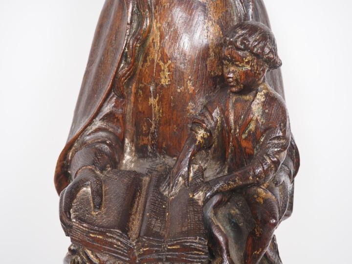 Vierge à l’Enfant en chêne sculpté avec restes de polychromie. Assise,