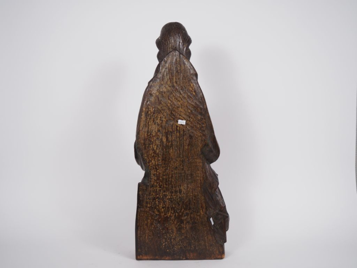 Vierge à l’Enfant en chêne sculpté avec restes de polychromie. Assise,