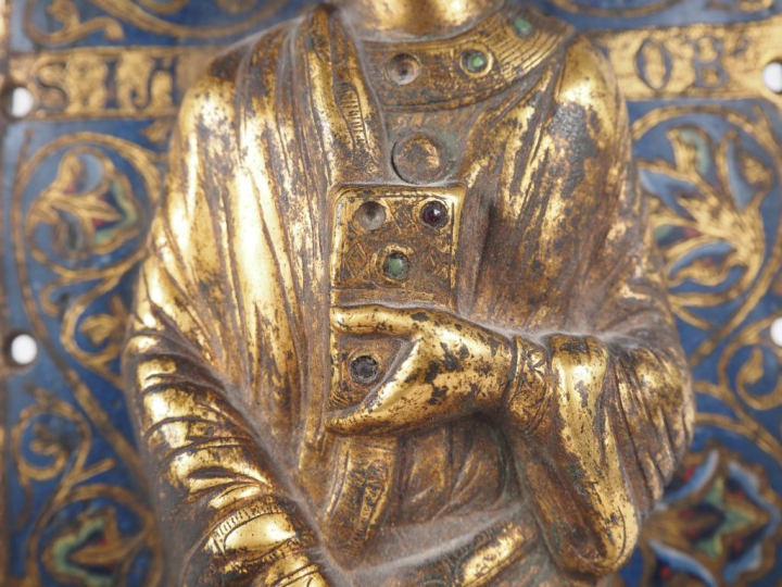 Plaque de forme cintrée en cuivre champlevé, émaillé, gravé et doré fi