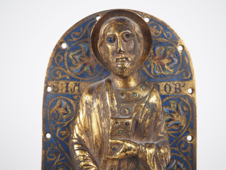 Plaque de forme cintrée en cuivre champlevé, émaillé, gravé et doré fi