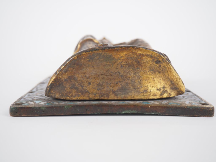 Plaque de forme cintrée en cuivre champlevé, émaillé, gravé et doré fi