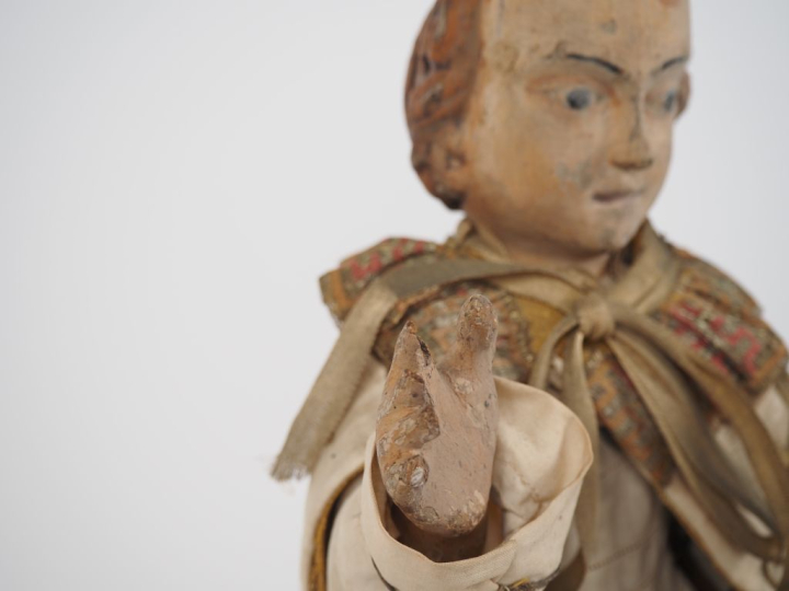 Sculpture en bois polychrome "l'enfant Jésus bénissant", chasuble en s