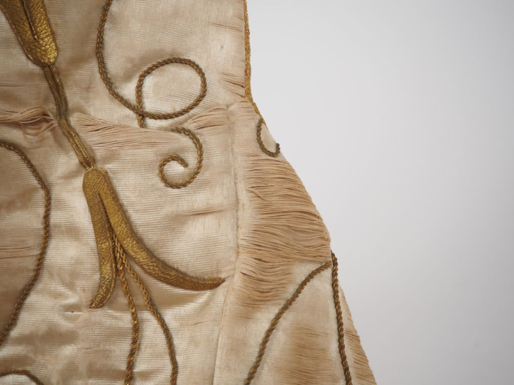 Sculpture en bois polychrome "l'enfant Jésus bénissant", chasuble en s