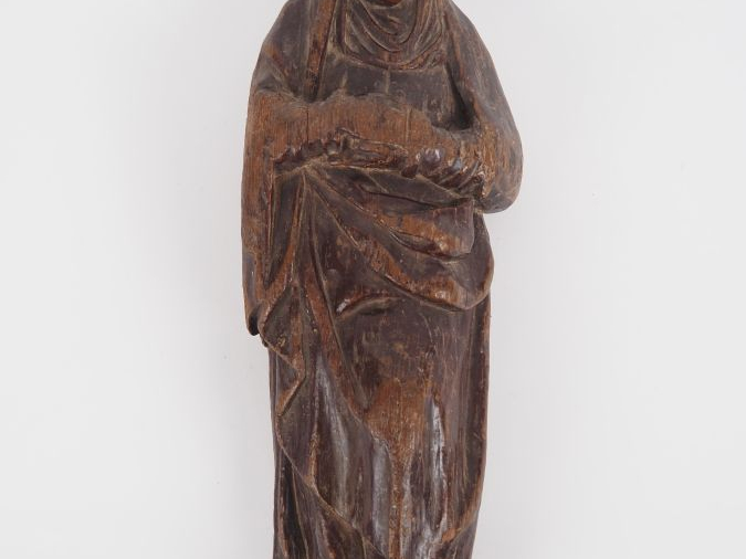 Sculpture de style XVIIème en chêne sculpté et patiné "Sainte femme". 