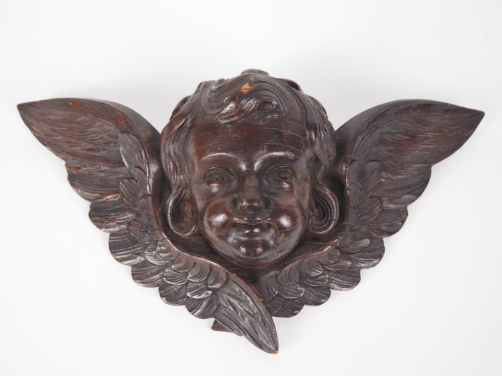 Tête d'ange en bois sculpté. Dim. 21,5 x 41 cm