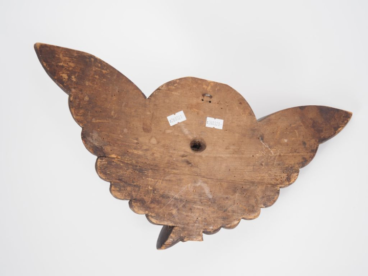 Tête d'ange en bois sculpté. Dim. 21,5 x 41 cm