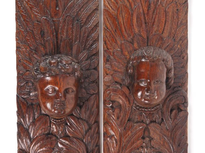 Paire de bois sculptés en chêne, à décor de têtes d'anges sur fond de 