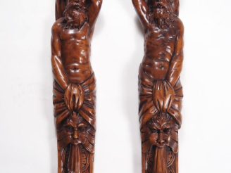 Vente aux enchères Paire de gaines de style XVIIème en bois sculpté à décor d'hommes au t