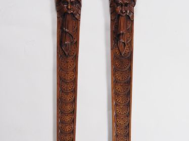 Paire de gaines de style XVIIème en bois sculpté à décor d'hommes au t
