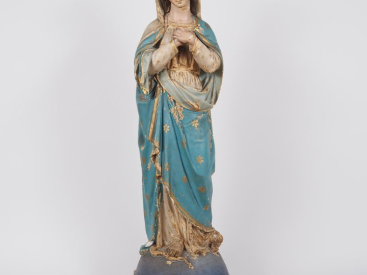 Sculpture fin XIXème en stuc polychrome "Sainte Vierge terrassant le s