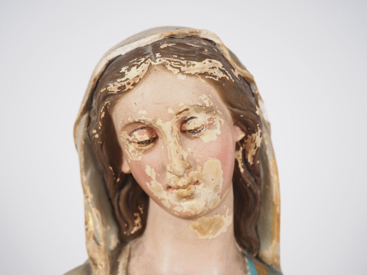 Sculpture fin XIXème en stuc polychrome "Sainte Vierge terrassant le s