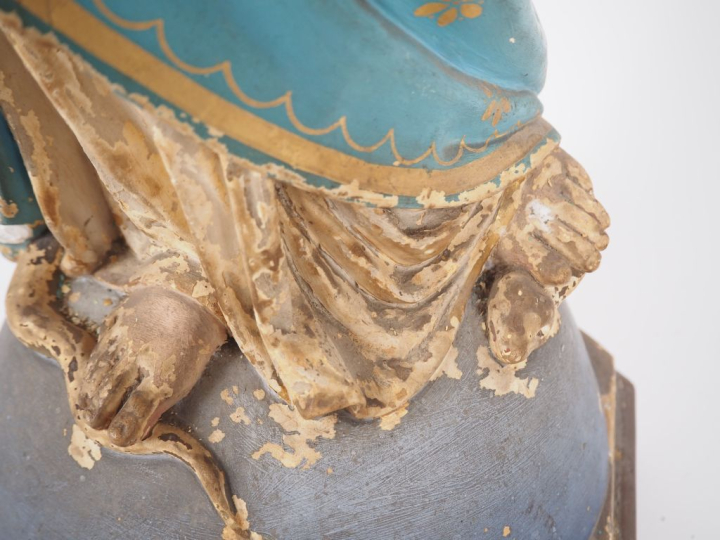 Sculpture fin XIXème en stuc polychrome "Sainte Vierge terrassant le s