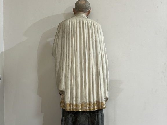 Grande sculpture en terre cuite polychrome "Saint-Vincent de Paul". H.