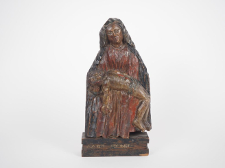 Vente aux enchères Piéta en bois polychrome de style gothique. H. avec socle : 35 cm