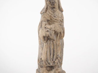 Vente aux enchères Sculpture en pierre reconstituée "Vierge à l'enfant".  H. 32,5 cm