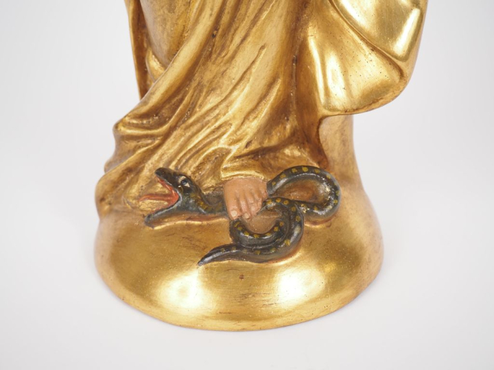Sujet XXème en terre polychrome et dorée "Sainte Vierge écrasant le se