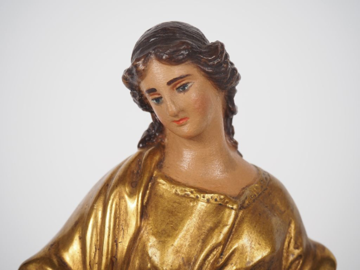 Sujet XXème en terre polychrome et dorée "Sainte Vierge écrasant le se